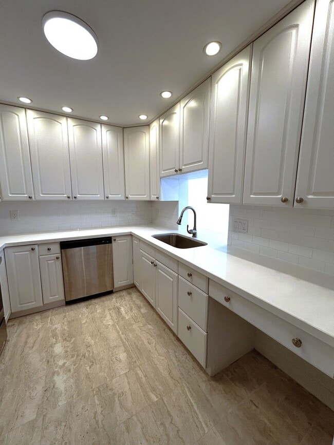 Photo - Large 1 Bedroom 1.5 Bath Condo - Steps from Fort Lauderdale Beach! Unit 302