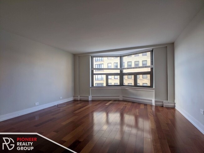 Building Photo - 433 W Wellington Ave