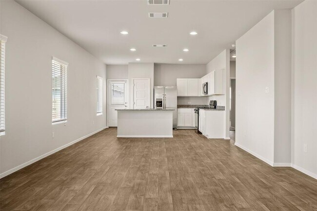 Photo - 334 Jade St