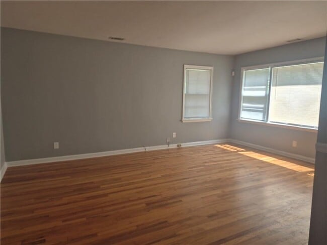 Photo - 547 Westmeath Dr SW