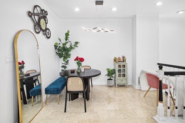 Photo - 395 Kingston Ct