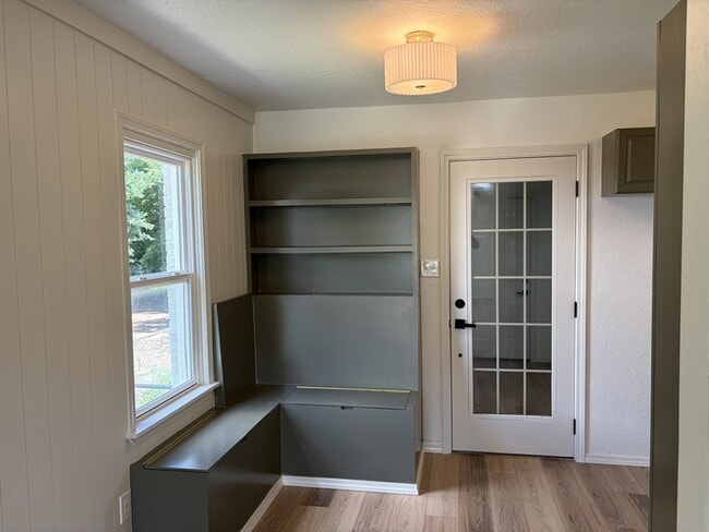 Photo - 411 E Showalter Dr