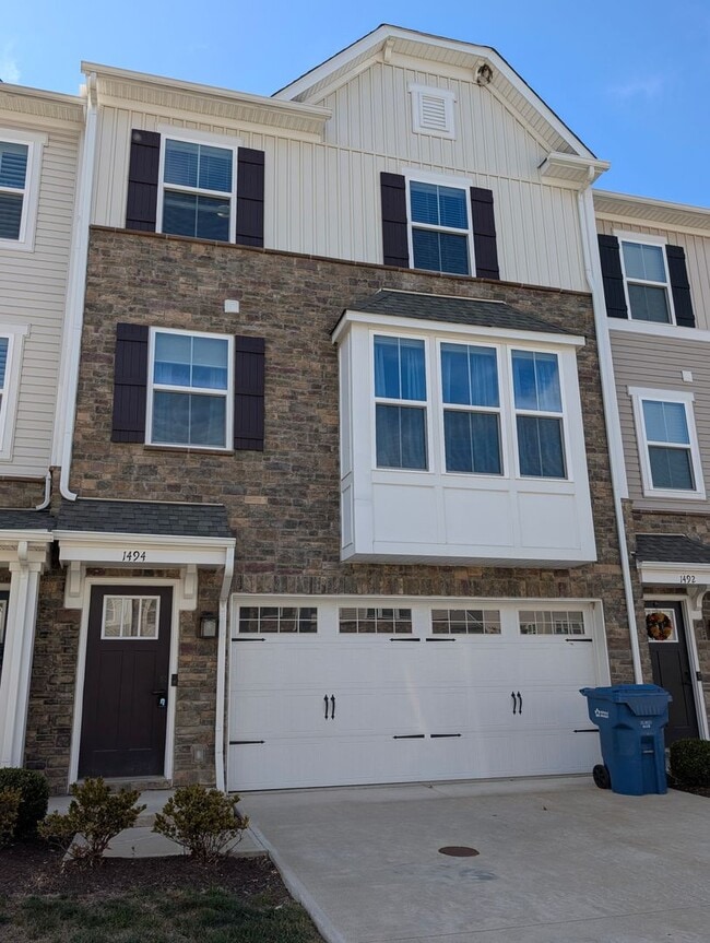 Building Photo - 3-4 Bedrooms Townhome Concord Village, Avo...