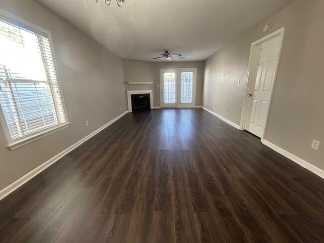 Photo - 122 Red Coat Ln