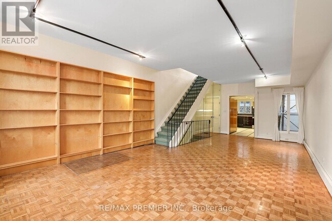 Photo - 394 King St E