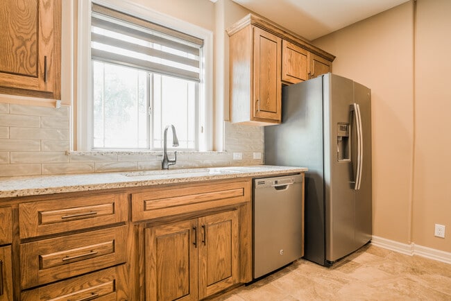 Kitchen - 246 W Grant St Unit 246