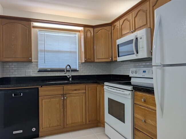 Photo - 21915 Lake Forest Cir Unidad 206