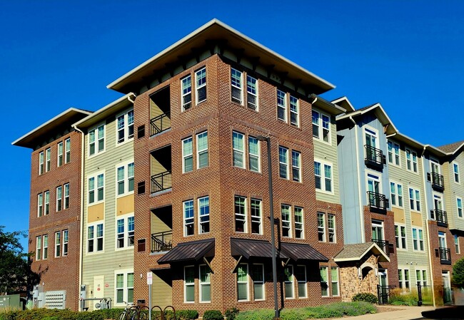 Building Photo - 670 E Algonquin Rd