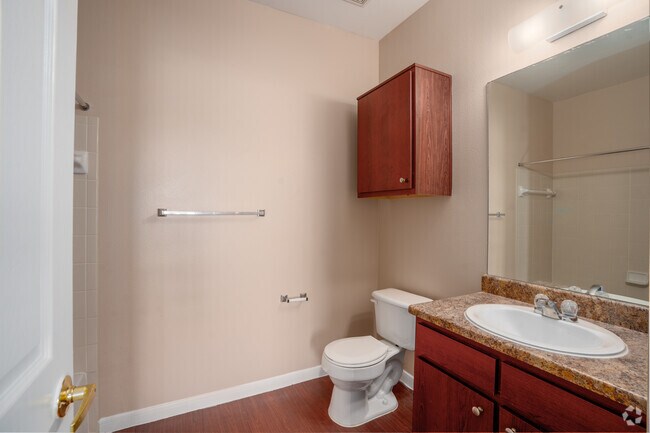 2BR, 2BA - 949SF - Bathroom