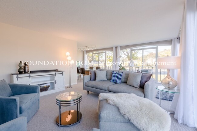 Photo - 2BR/2BA Waterfront Corner Condo!  No Octob...