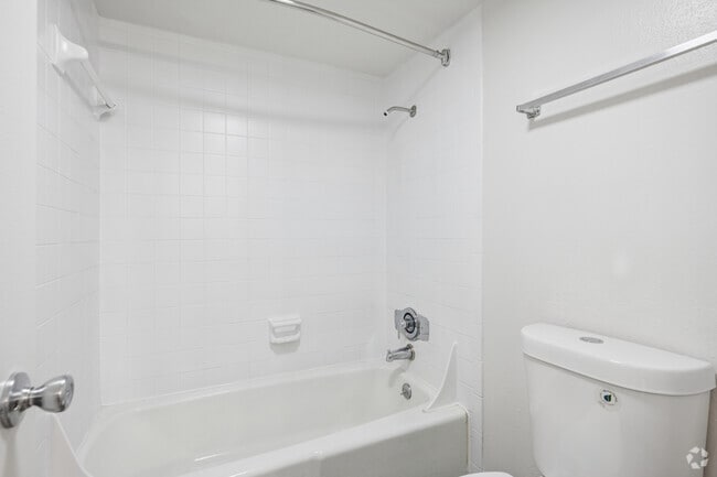 1BR, 1BA - 500SF - Bathroom