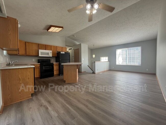 Photo - 330 W Irving St