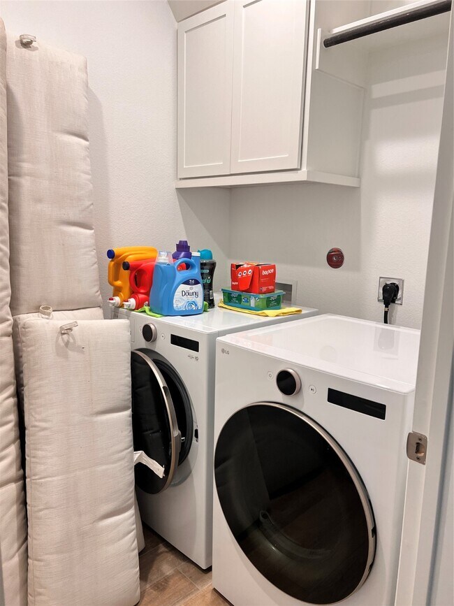 Building Photo - 176 Sweeping Valley Dr