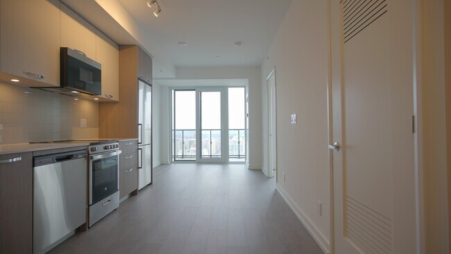 Photo - 75-3175 James St S