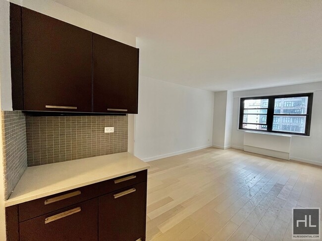 Building Photo - East 39th Street Unit 13C