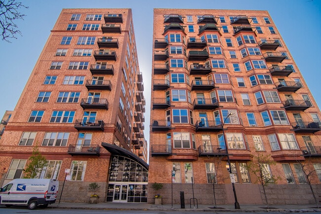 Building Photo - 500 S Clinton St Unit 731