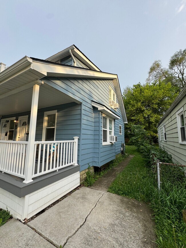 Photo - 690 E Marshall St Unit Lower
