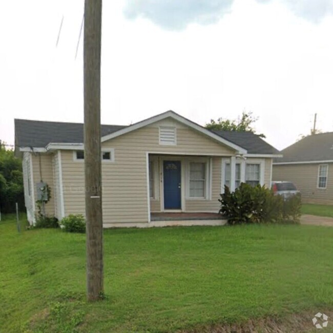 Building Photo - 3/2 with fenced backyard Rental