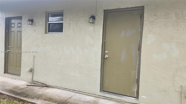 Building Photo - 2730 NW 15th Ct Unit 2