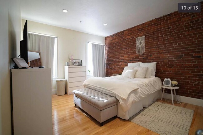 Photo - Amazing 4 bed 2 bath listing in Brookline...
