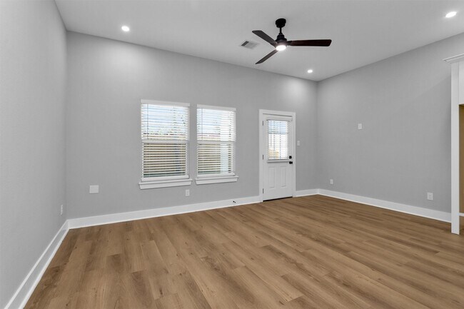 Photo - 6918A Dumble St