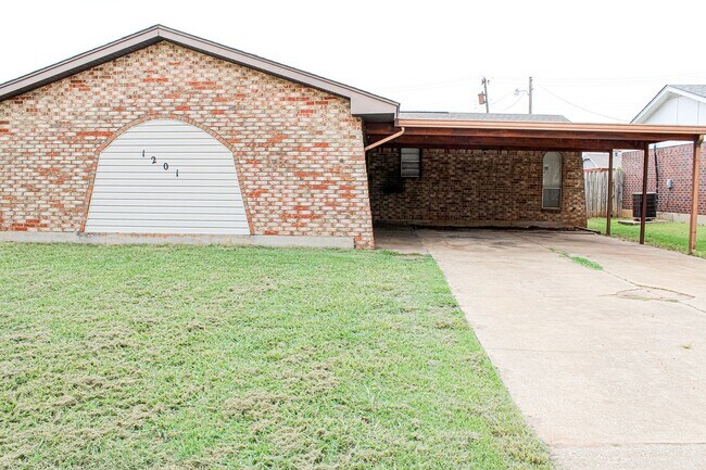 Building Photo - 3 Bed 1.5 Bath - Moore Rental