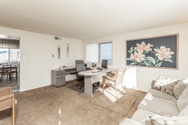 2BR, 1BA - 1,100 SF - Sinnissippi Townhomes