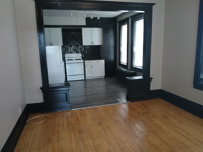 Building Photo - 2422 N Teutonia Ave Unit Lower front