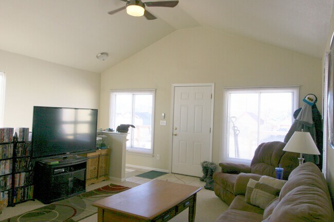 Photo - 423 E 6th St