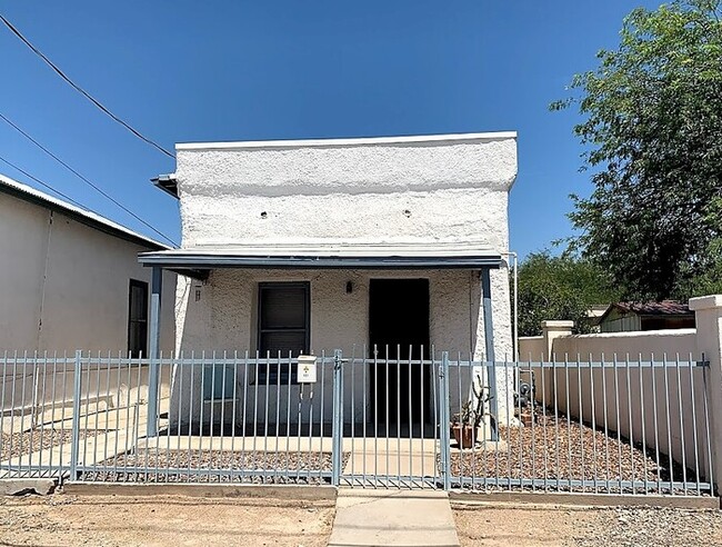 Building Photo - Downtown 2 Bedroom House