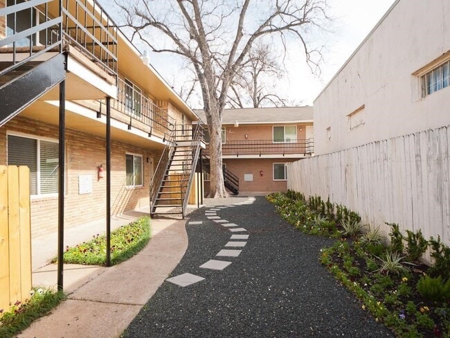 Building Photo - 3202 Yale St Unit 6