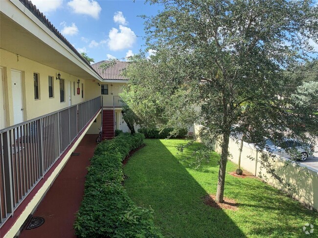 Building Photo - 3701 Coral Springs Dr Unit B1 Rental