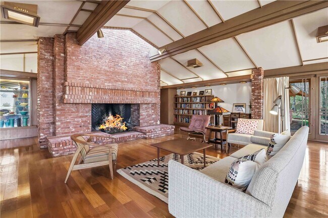 Photo - 951 Pembroke Rd