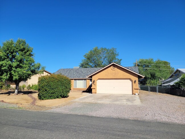 Building Photo - Three Bedroom Home Near Hwy 69