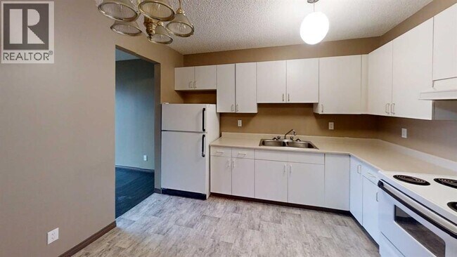 Photo - 5117-5144 44 St