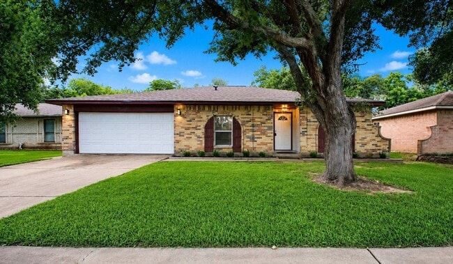 Building Photo - 215 Redbud Cir