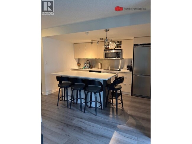 Photo - 233 Robson St