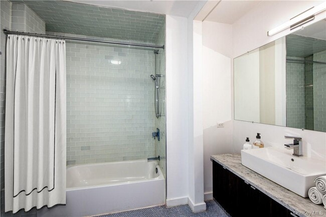 Photo - 250 Central Park Ave Unidad 3I