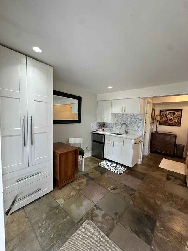 Photo - Quaint Little Unit - Perfect for a student or perfect for an Office (IP053B)