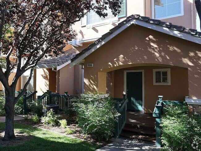 Building Photo - Beautiful End-Unit Townhome in Desirable S...