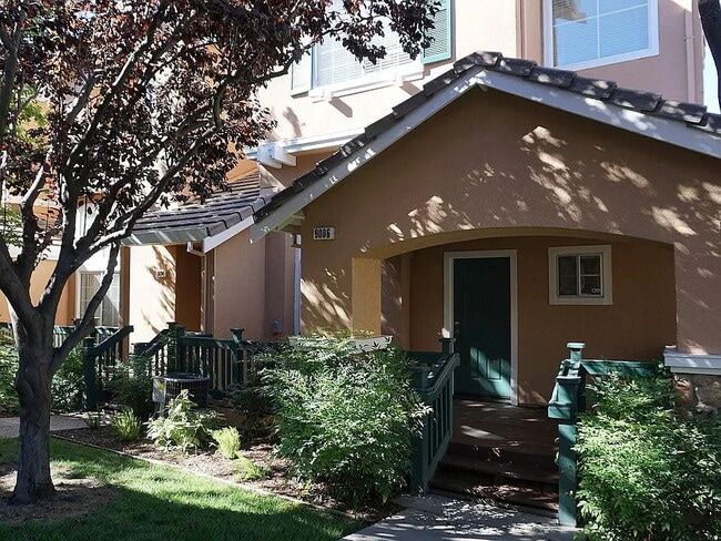 Building Photo - Beautiful End-Unit Townhome in Desirable S...