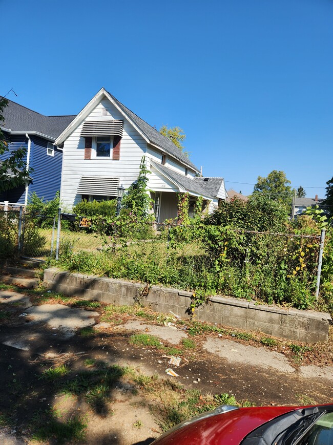 Photo - 208 E 8th St