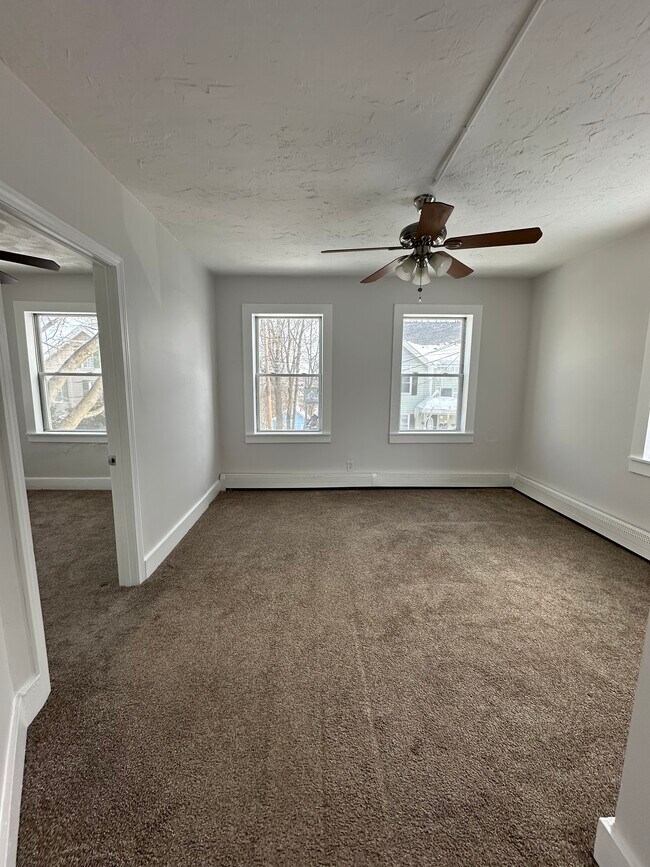 Photo - 10 Oswald St Unidad Large One-Bedroom Heat Included