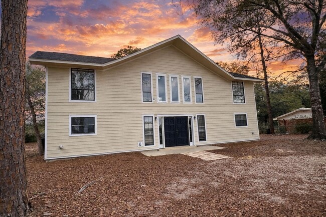 Building Photo - 770 Lakeview Dr