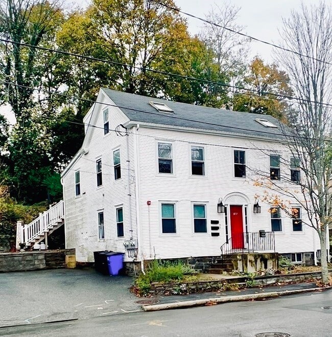 Building Photo - 166 Pleasant St Unit 1