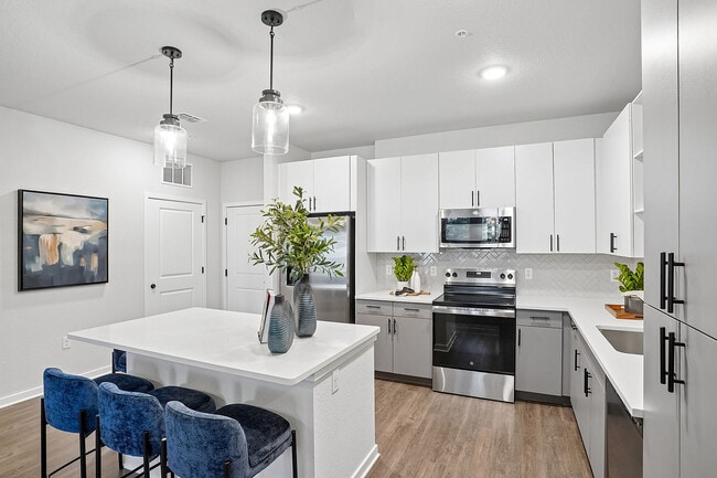 13-web-or-mls-4555 Grv Spgs Cir-Unit 107-S1605-013