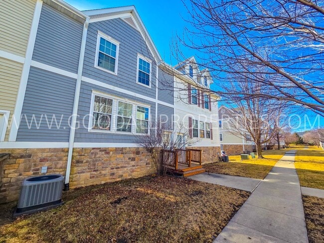 Building Photo - 2 Bedroom 2 Bath Townhome in Urbandale with attached 2 car garage!