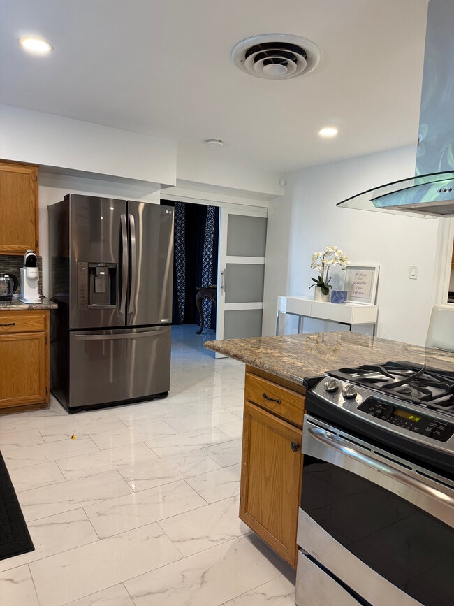 Refrigerator - 1546 N Magnolia Ave