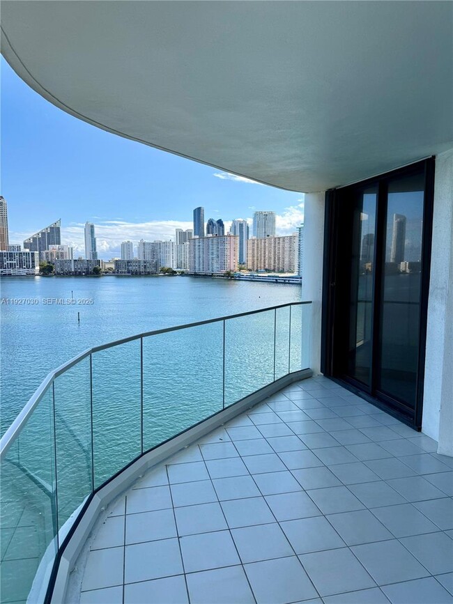 Photo - 2800 Island Blvd Unidad 706