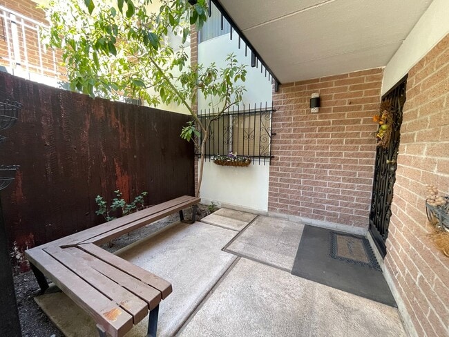 Building Photo - Lovely 2 Bedroom and 2 Bathroom Condo! Unit 124